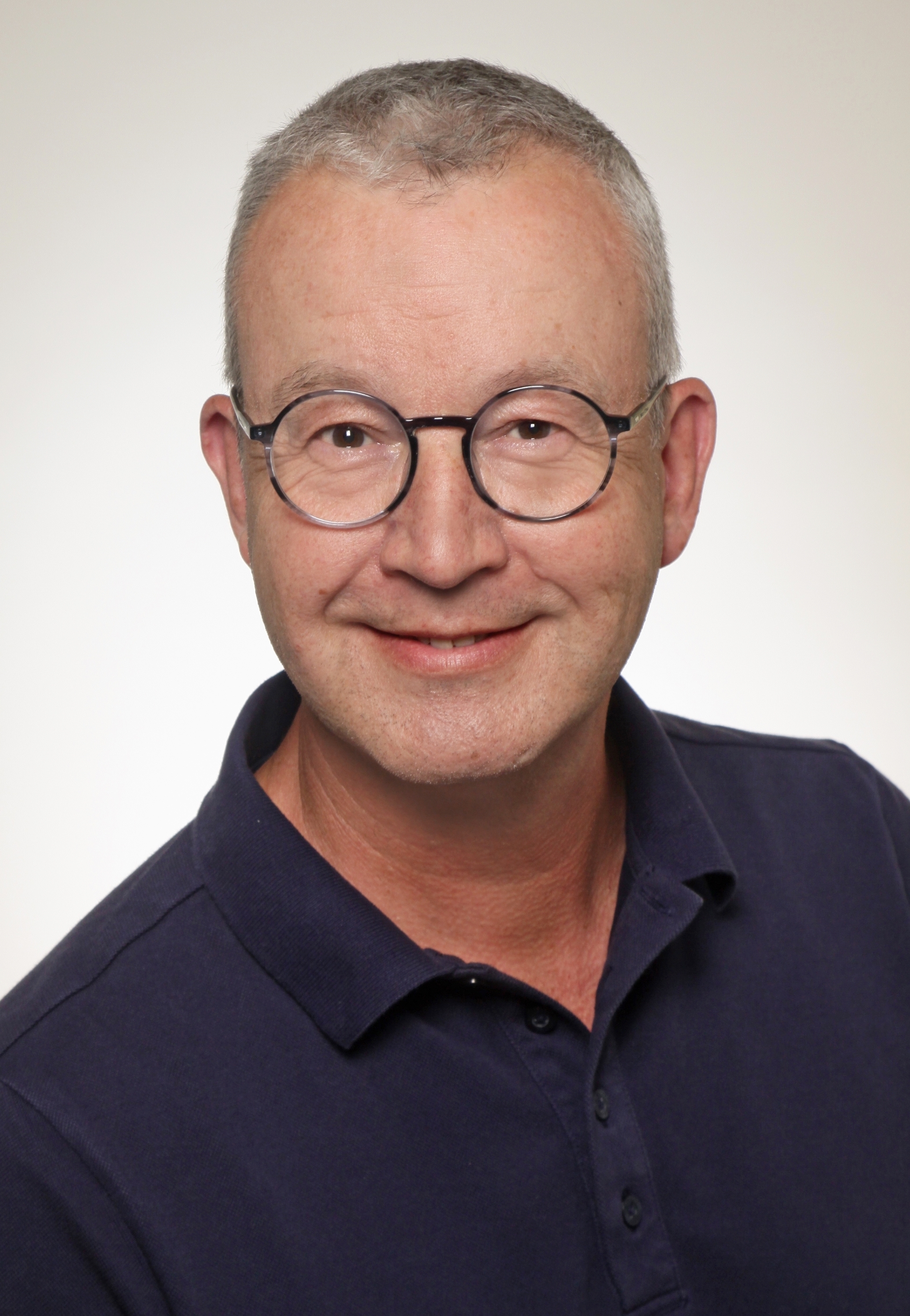 Portraitfoto vor neutralem Hintergrund